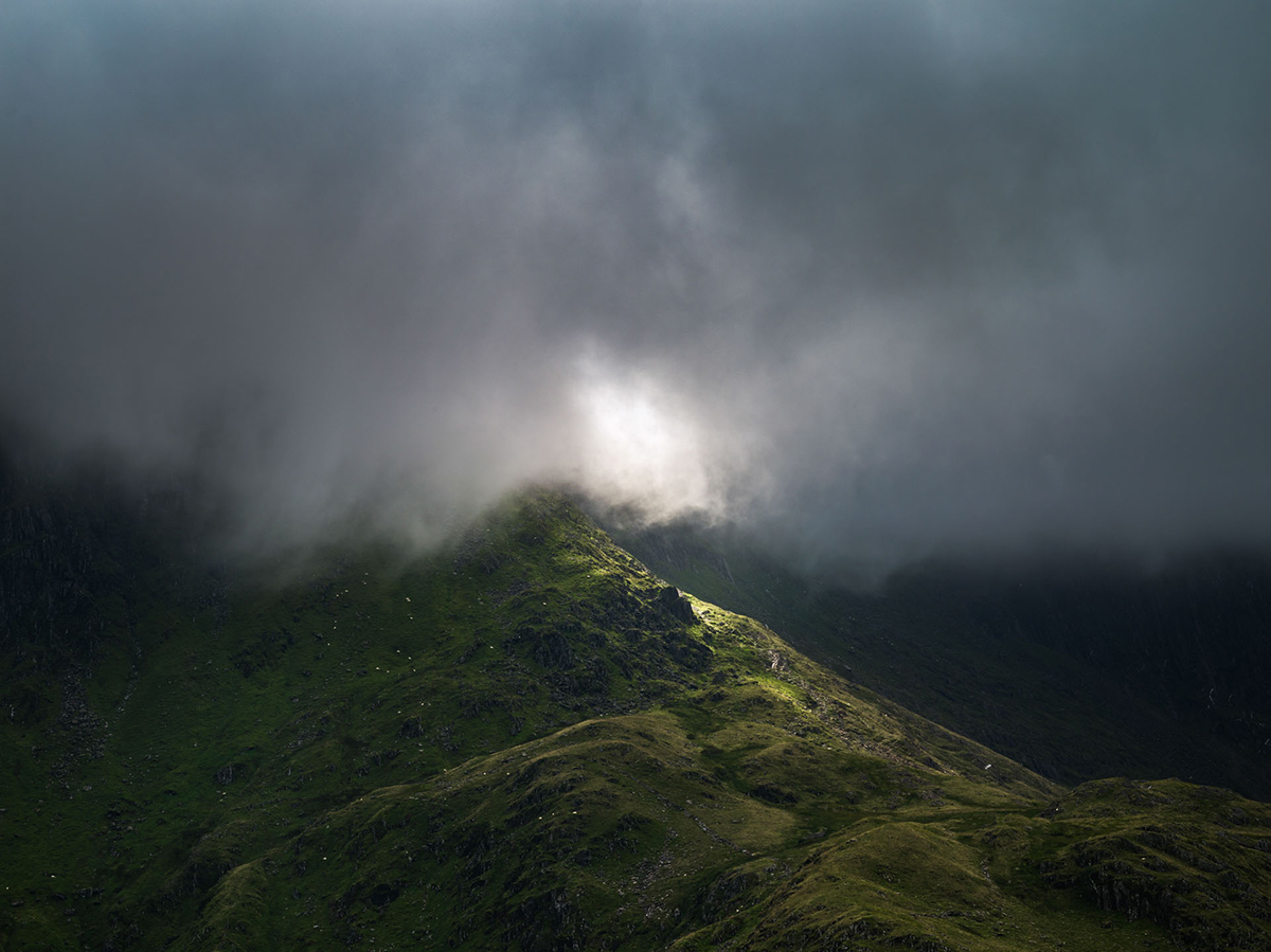 Mynydd Cymreig gyda niwl